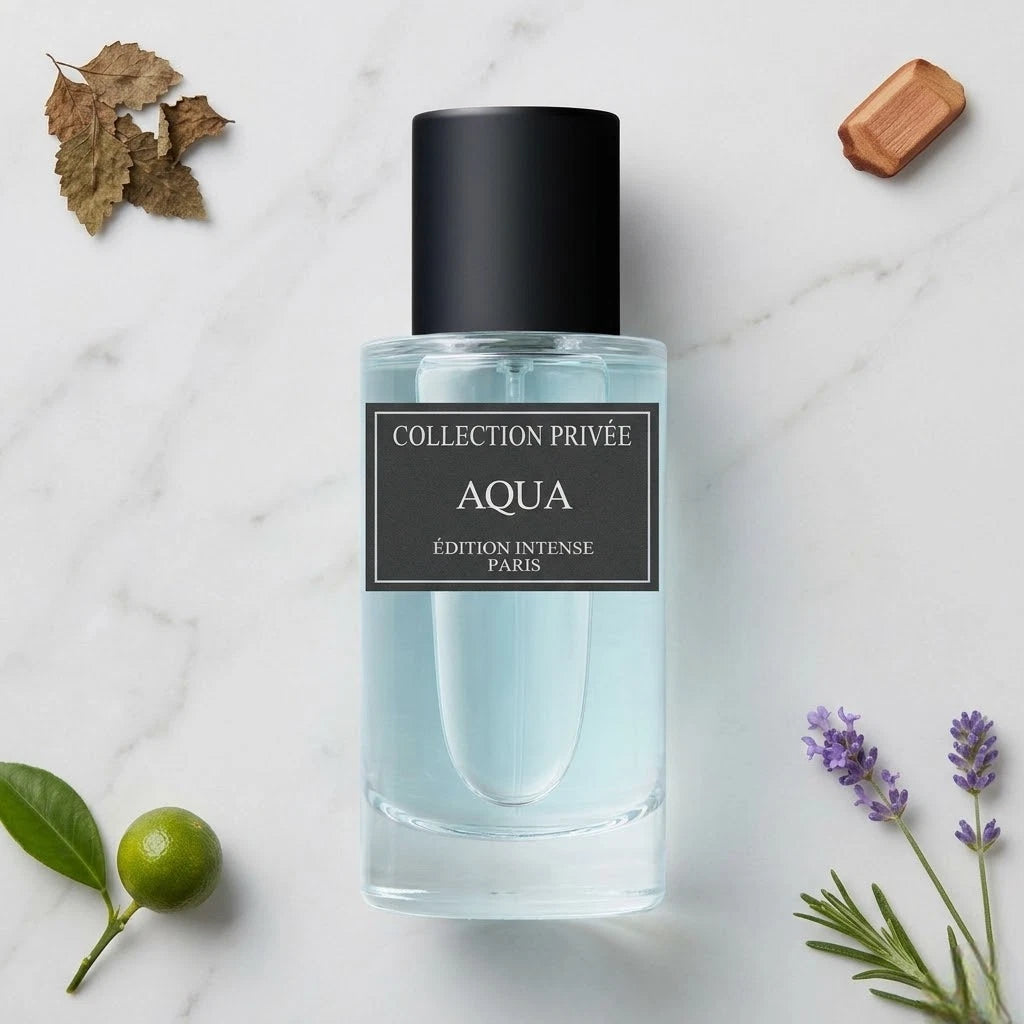 Der minimalistische Glasflakon von Collection Privée Aqua mit hellblauer Flüssigkeit, umgeben von frischem Zitrus, Lavendelzweigen, Rosmarin und edlem Holz auf hellem Marmor.