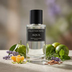 Stilvolle Präsentation des Collection Privée Aqua Flakons auf einer hellen Steinplatte, dekorativ umrandet mit grünen Limetten, Lavendel und frischen Kräutern.