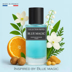 Der minimalistische Glasflakon von Collection Privée Blue Magic mit eisblauer Flüssigkeit, umgeben von frischer Orange, weißen Maiglöckchen und Gewürzen.