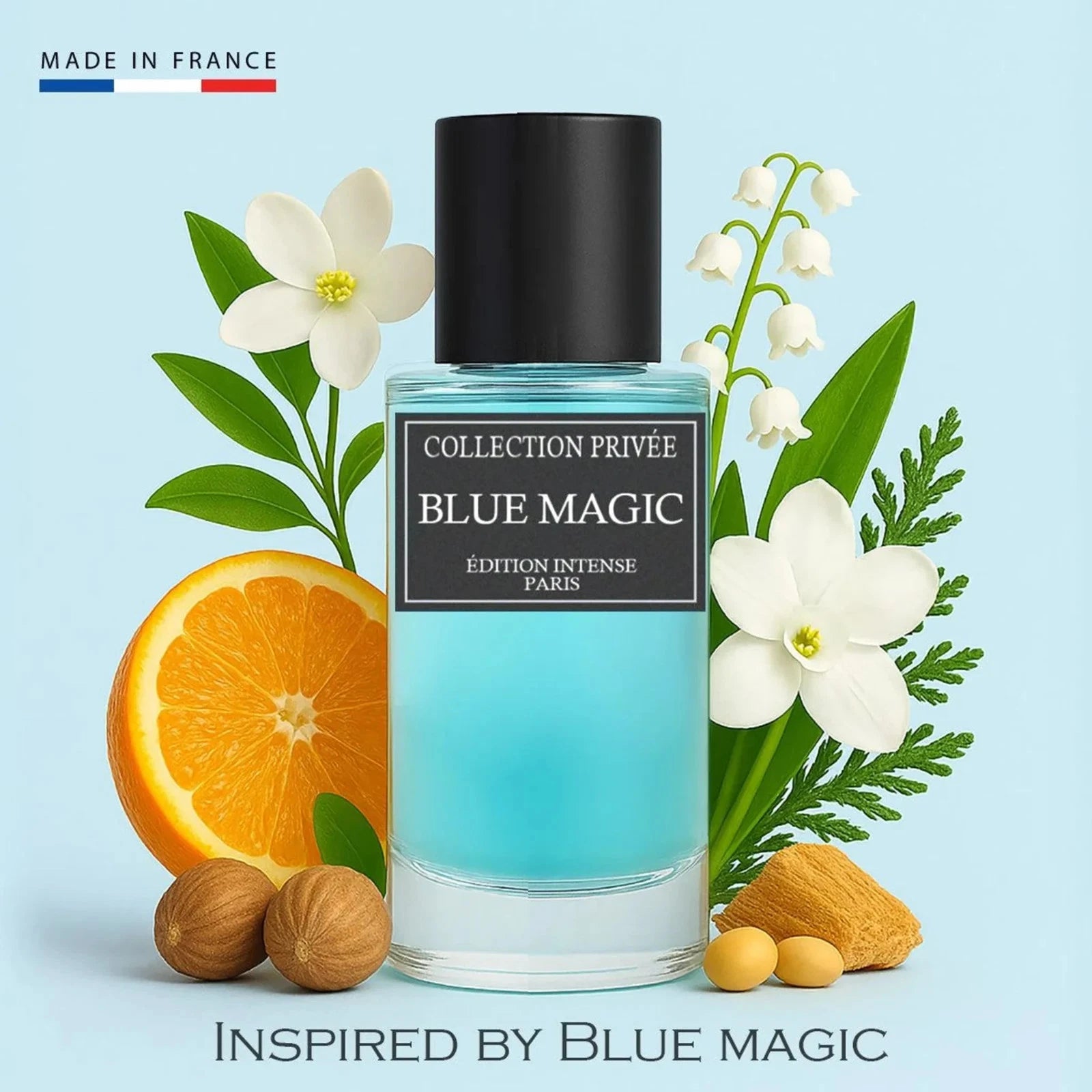 Der minimalistische Glasflakon von Collection Privée Blue Magic mit eisblauer Flüssigkeit, umgeben von frischer Orange, weißen Maiglöckchen und Gewürzen.