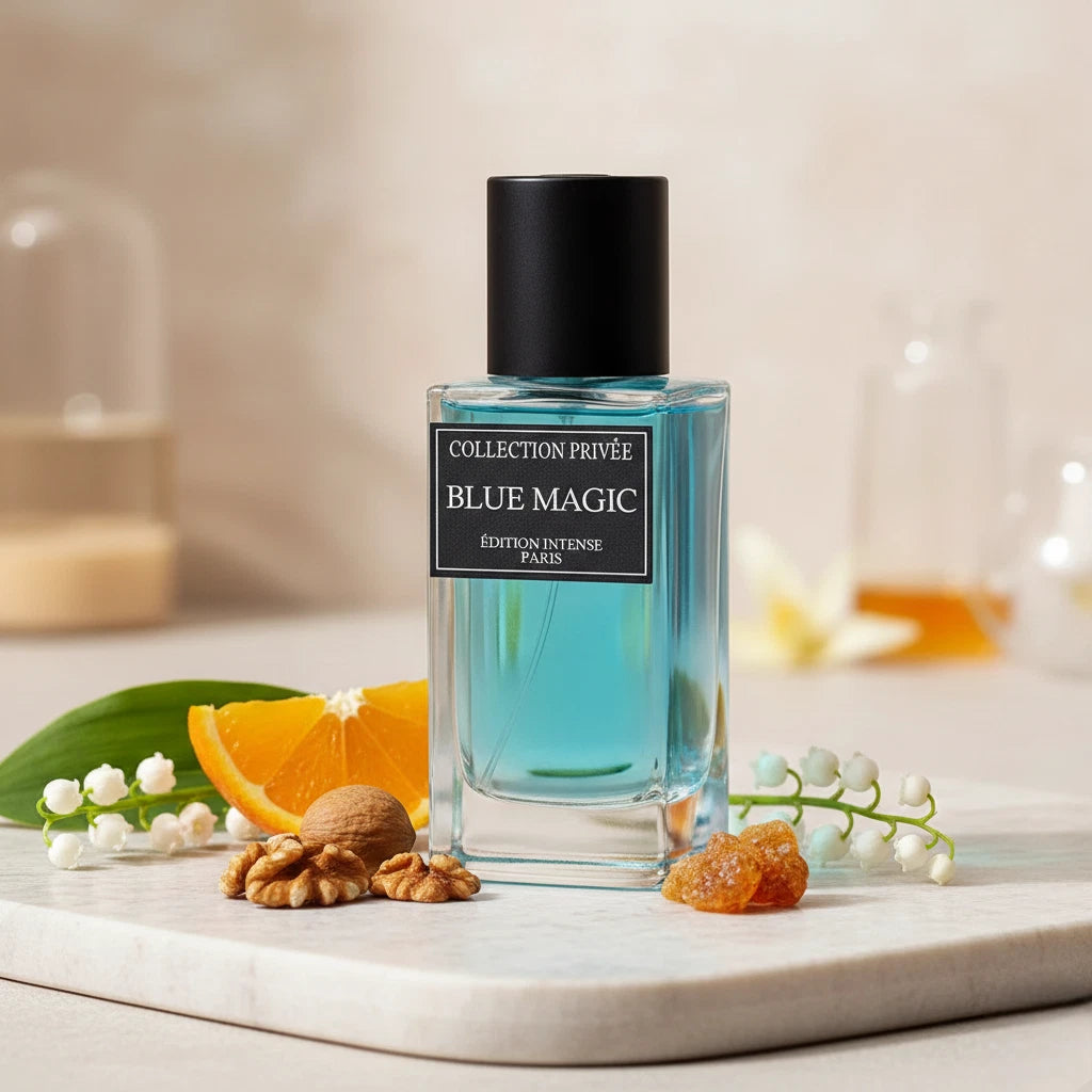 Stilvolle Präsentation des Collection Privée Blue Magic Flakons auf einem hellen Steinpodest in einer eleganten, sonnendurchfluteten Raumatmosphäre.