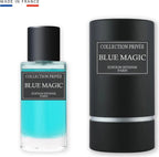 Das Collection Privée Blue Magic 50ml Unisex Parfum neben der dazugehörigen mattschwarzen Originalverpackung in eleganter Zylinderform.