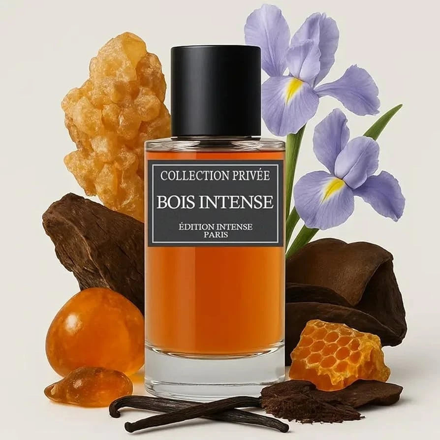 Der elegante Glasflakon von Collection Privée Bois Intense, umgeben von blauen Irisblüten, goldenem Honig, Amber, Vanille und edlen Harzen.