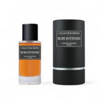 Das Collection Privée Bois Intense 50ml Unisex Parfum neben der dazugehörigen mattschwarzen Originalverpackung in Zylinderform.