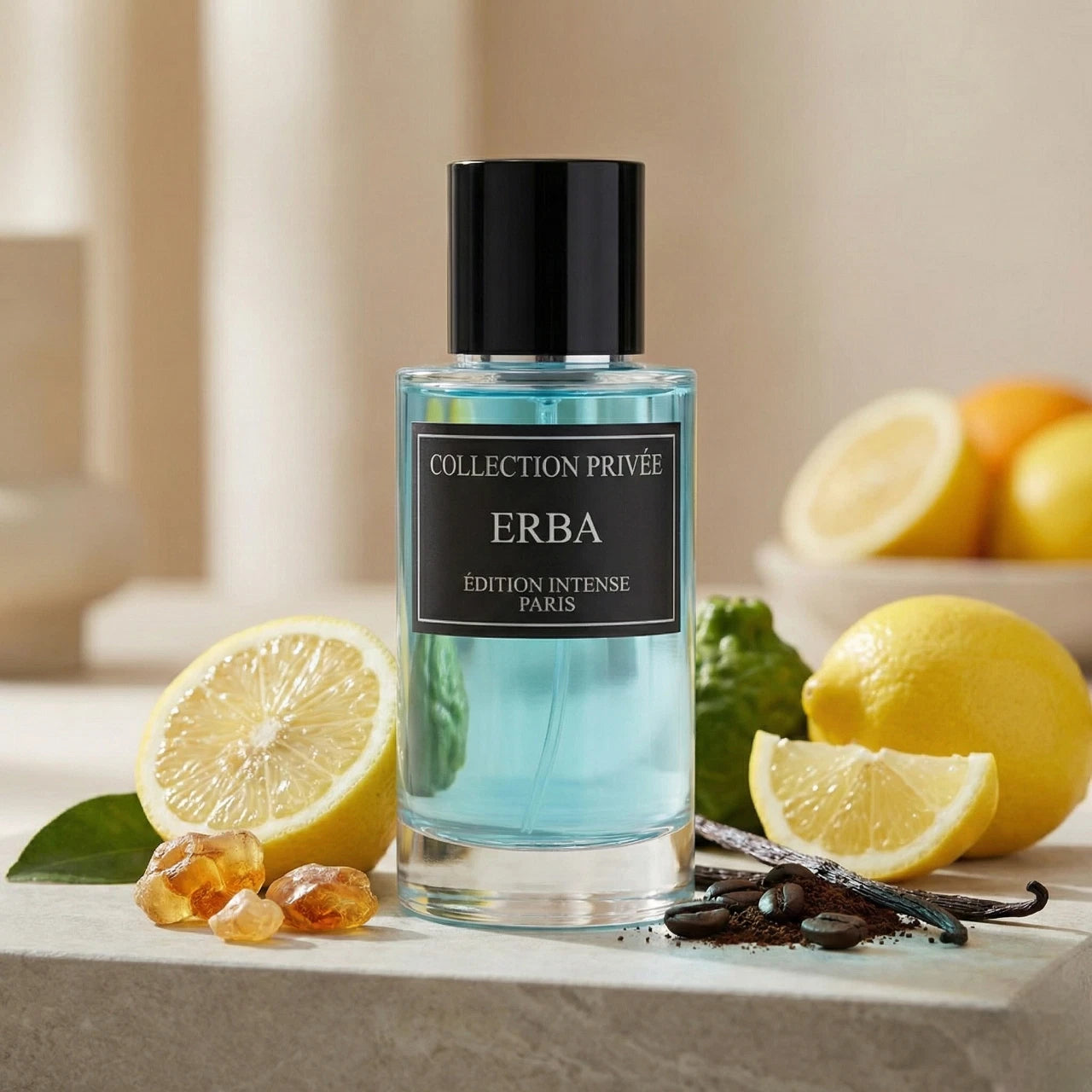 Stilvolle Präsentation des Collection Privée Erba Flakons auf einem hellen Stein, elegant dekoriert mit frischen Zitrusfrüchten und Vanille in einer warmen Atmosphäre.