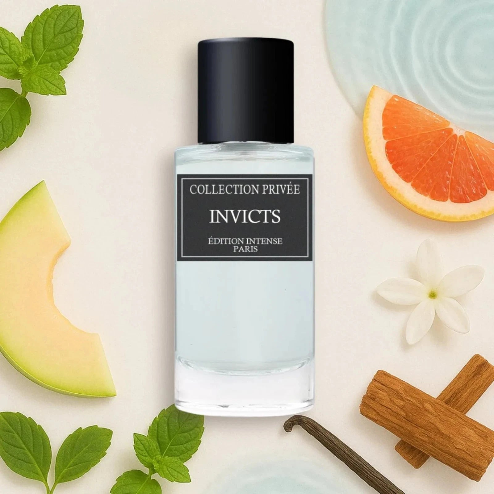 Der minimalistische Glasflakon von Collection Privée Invicts, umgeben von frischer Melone, Zitrus, kühlender Minze und edlen Hölzern auf hellem Untergrund.