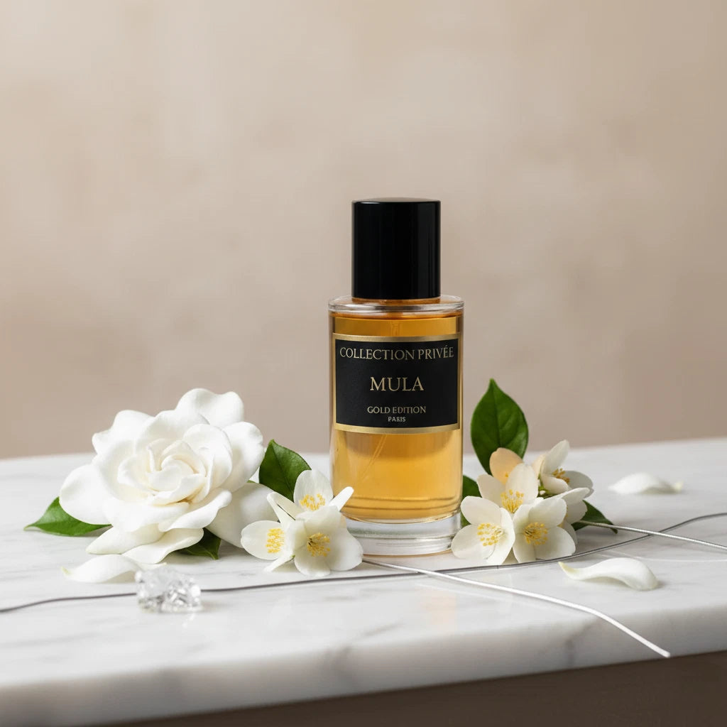 Das Collection Privée Mula 50ml Unisex Parfum elegant arrangiert auf hellem Stein, umgeben von frischen, zarten weißen Blüten.