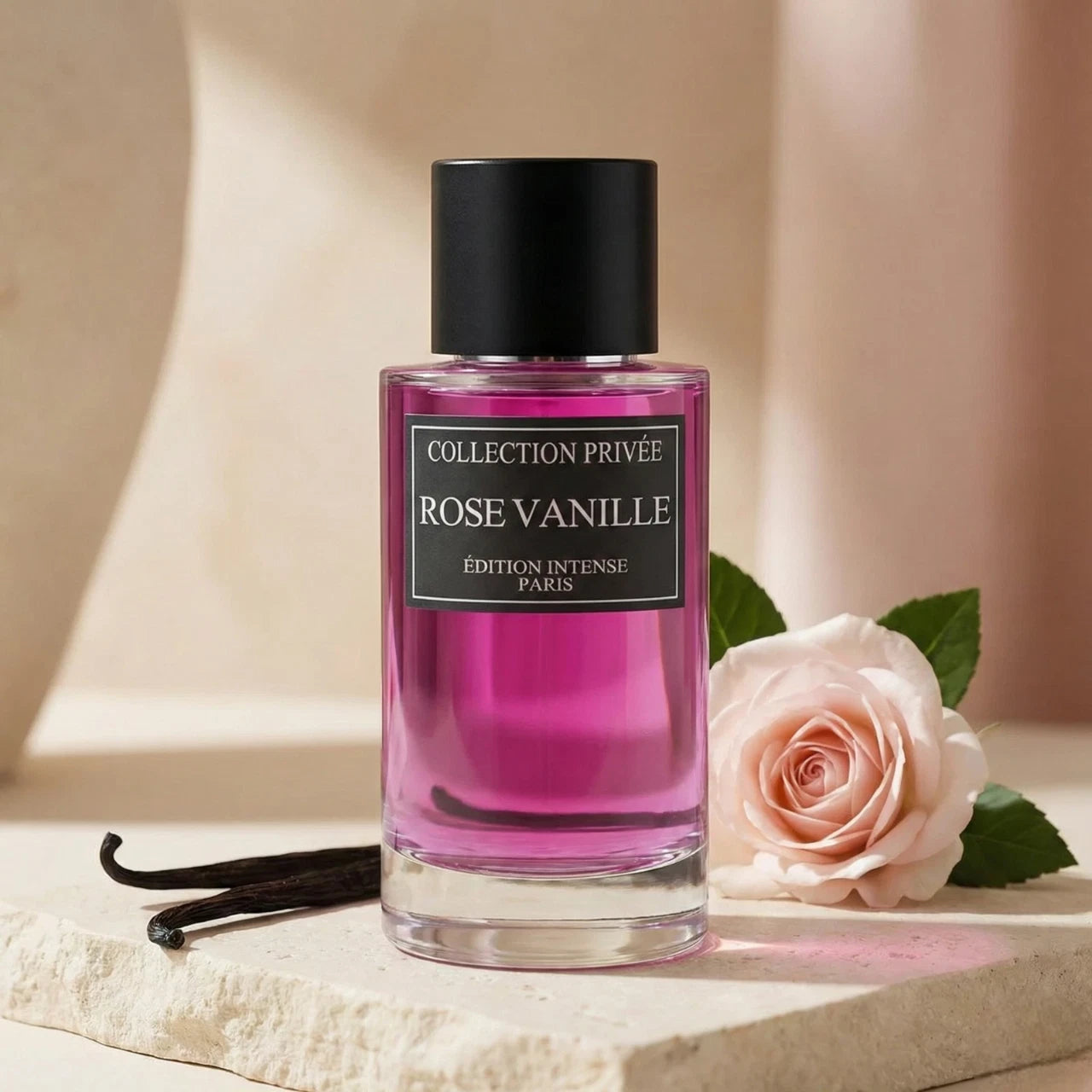 Stilvolle Präsentation des Collection Privée Rose Vanille Flakons auf einem hellen Steinpodest, sanft dekoriert mit einer zarten Rose in einer warmen Atmosphäre.