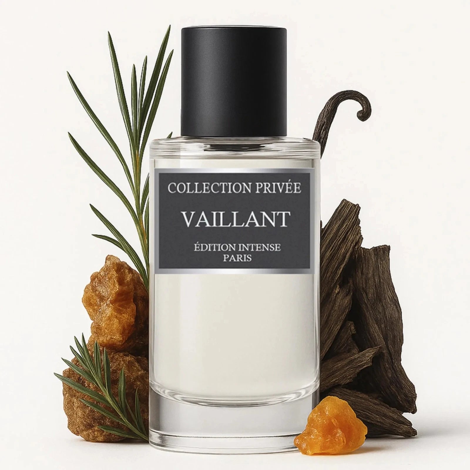 Der minimalistische Glasflakon von Collection Privée Vaillant, umgeben von warmem Amber, dunklem Holz, Vetiver und echten Vanilleschoten.
