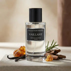 Stilvolle Präsentation des Collection Privée Vaillant Flakons auf einem hellen Stein, elegant dekoriert mit Harzen und Hölzern in einer warmen Atmosphäre.