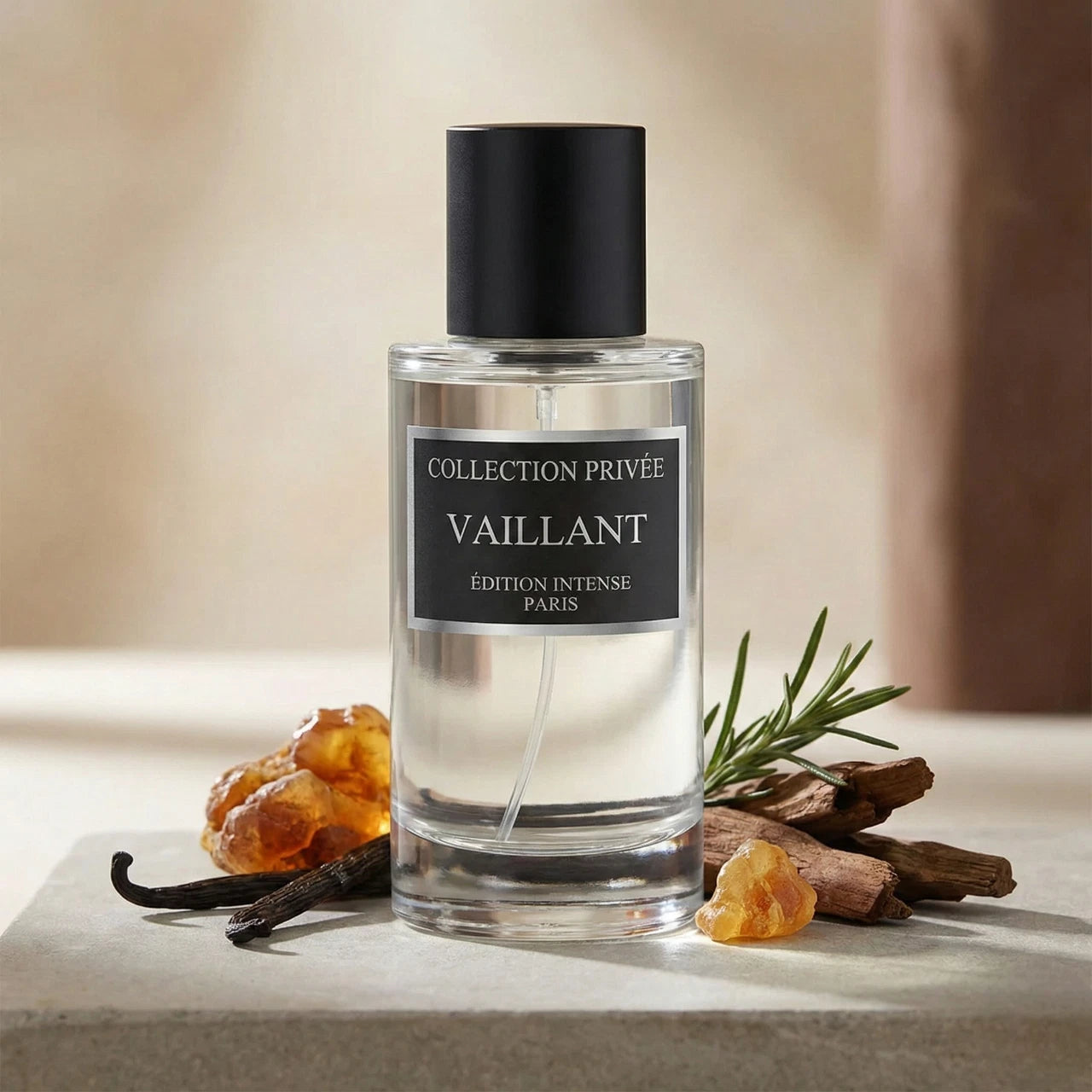 Stilvolle Präsentation des Collection Privée Vaillant Flakons auf einem hellen Stein, elegant dekoriert mit Harzen und Hölzern in einer warmen Atmosphäre.