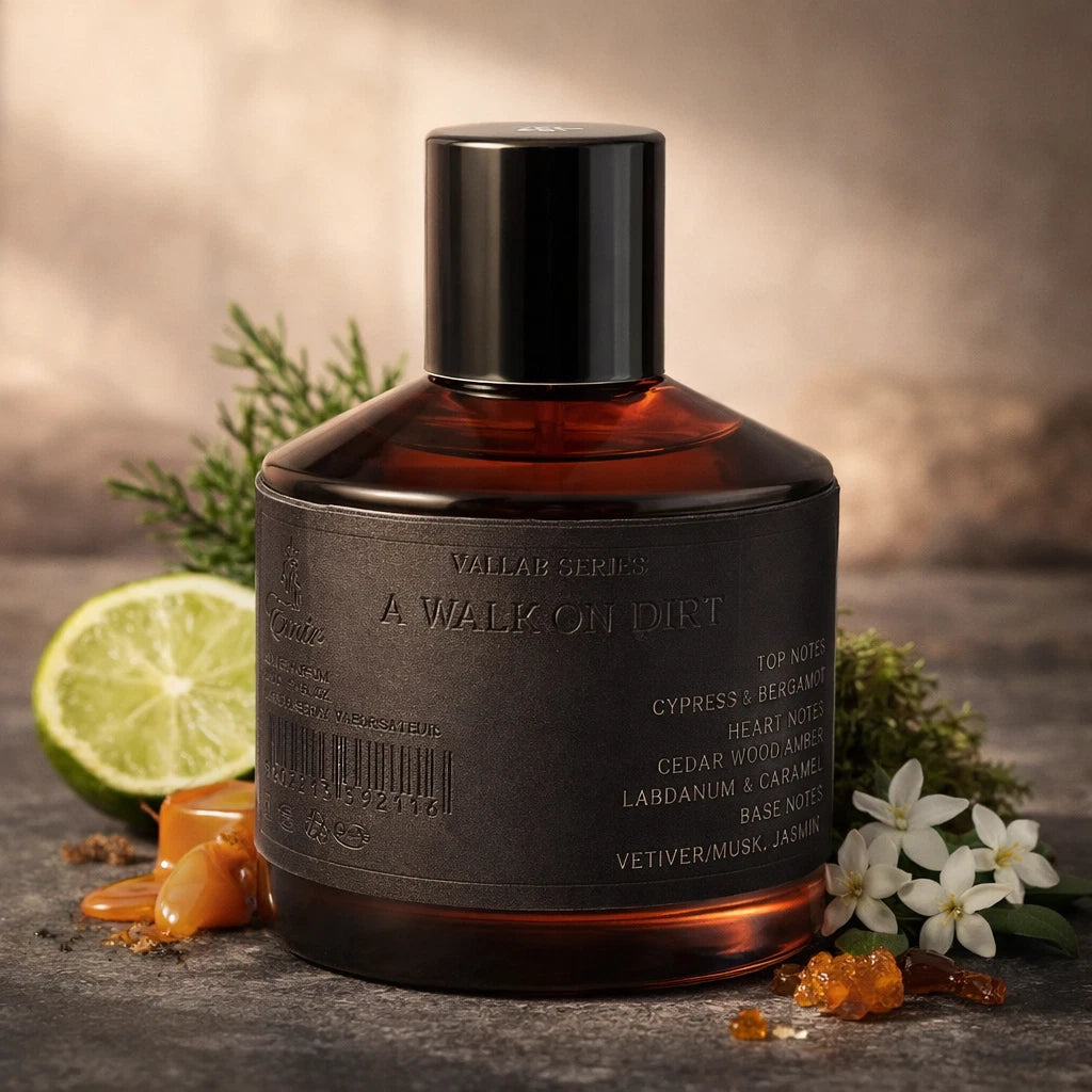Der dunkle, minimalistische Glasflakon des Emir A Walk on Dirt Parfüms, atmosphärisch umgeben von frischer Limette, Zypresse, Karamell und weißen Blüten.