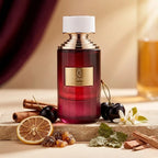 Der edle, bordeauxrote Glasflakon des Emir Cherry Cola Extrait de Parfum, appetitlich präsentiert mit frischen dunklen Kirschen, Zimtstangen, Zitrone und Harzen.