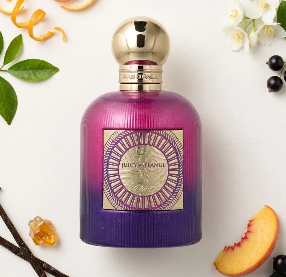 Der purpurfarbene Glasflakon des Emir Juicy Melange Parfüms, kunstvoll arrangiert mit Orangenschalen, Johannisbeeren, Pfirsichstücken und Vanilleschoten.
