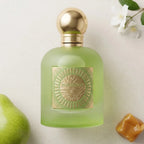 Hellgrüner Flakon des Emir Pear Potion Eau de Parfum, elegant arrangiert mit einer frischen Birne, einem Karamellwürfel und weißen Jasminblüten.