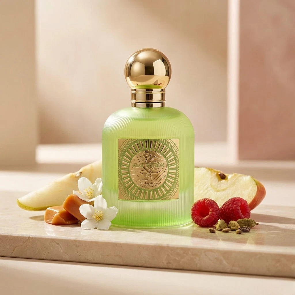 Stilvolle Präsentation des Emir Pear Potion Flakons auf einem beigen Podest, umgeben von den Duftnoten Birne, Apfel und Karamell.