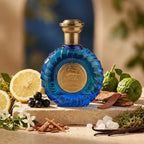 Der königsblaue, geriffelte Glasflakon von Emir Triumphant Sapphire, elegant arrangiert mit frischem Zitrus, Bergamotte, edlen Lederrollen und Moschus-Kristallen.