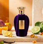 Der violette Samtflakon von Emir Voux Violette, umgeben von frischer Orange, Zitrus, Bergamotte und echten Vanilleschoten.
