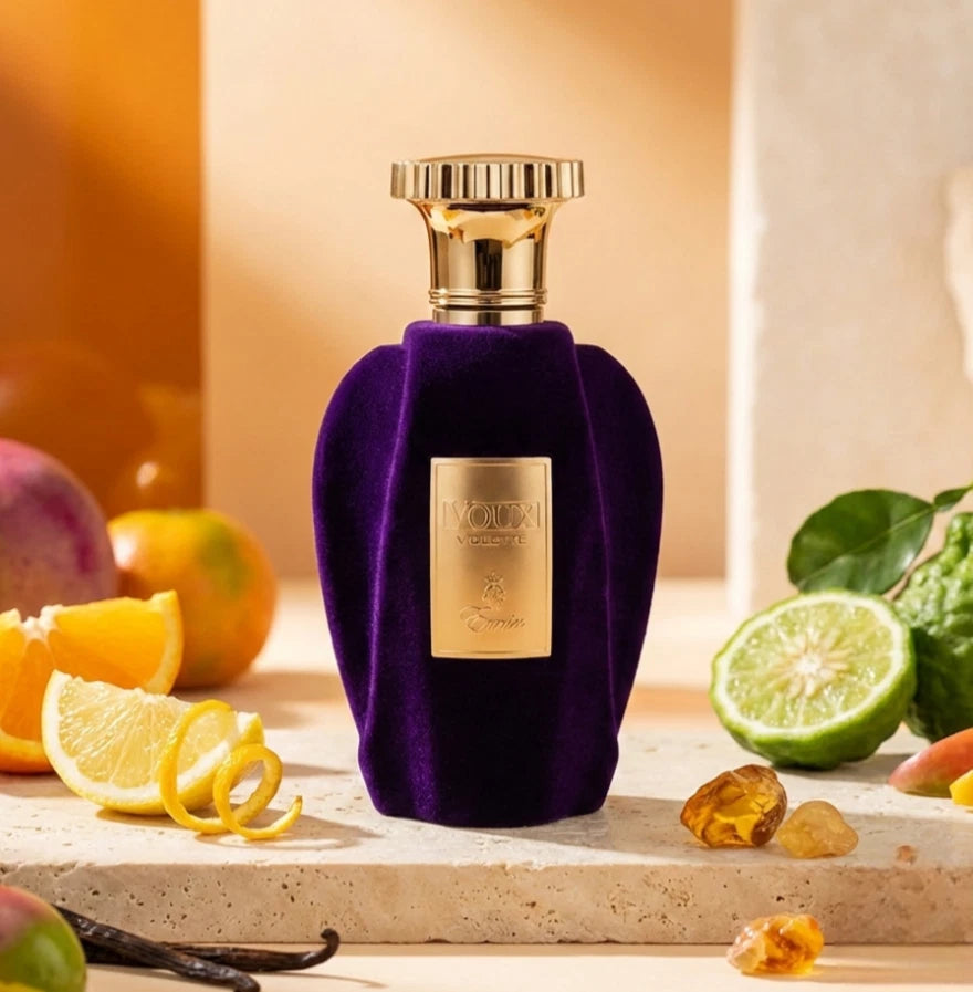 Der violette Samtflakon von Emir Voux Violette, umgeben von frischer Orange, Zitrus, Bergamotte und echten Vanilleschoten.