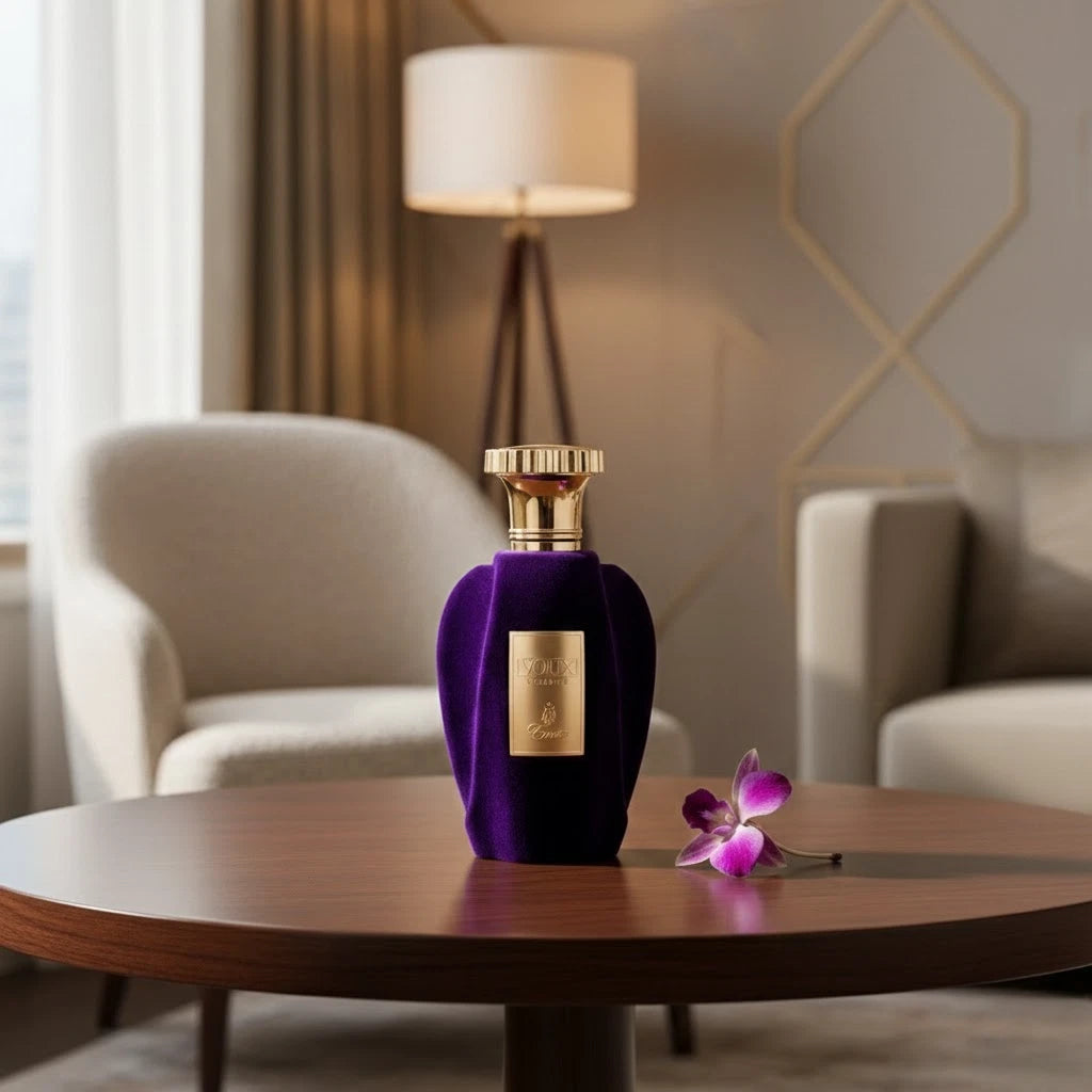 Stilvolle Präsentation des violetten Emir Voux Violette Flakons auf einem runden Holztisch in einem modernen, sonnendurchfluteten Wohnbereich.