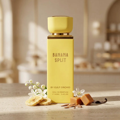 Das Gulf Orchid Banana Split 100ml Unisex Parfum stilvoll präsentiert in einer warmen Café-Atmosphäre neben getrockneten Bananenscheiben und Karamell.