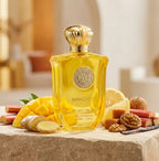 Stilvolle Präsentation des Gulf Orchid Mango Ice Flakons auf einem hellen Steinpodest, sanft dekoriert mit saftiger Mango, Ingwer und Nüssen.