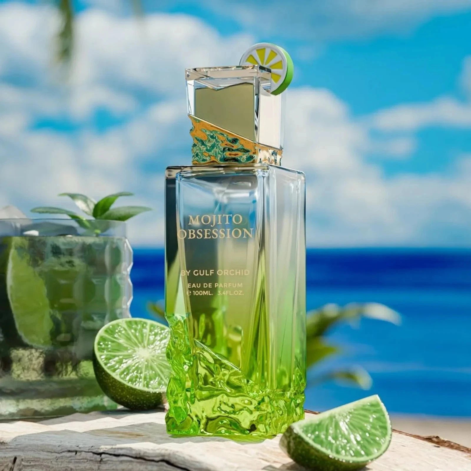 Der grüne Glasflakon von Gulf Orchid Mojito Obsession mit Limettenscheiben-Detail am Deckel, erfrischend präsentiert vor einem blauen Ozean mit frischen Limetten.
