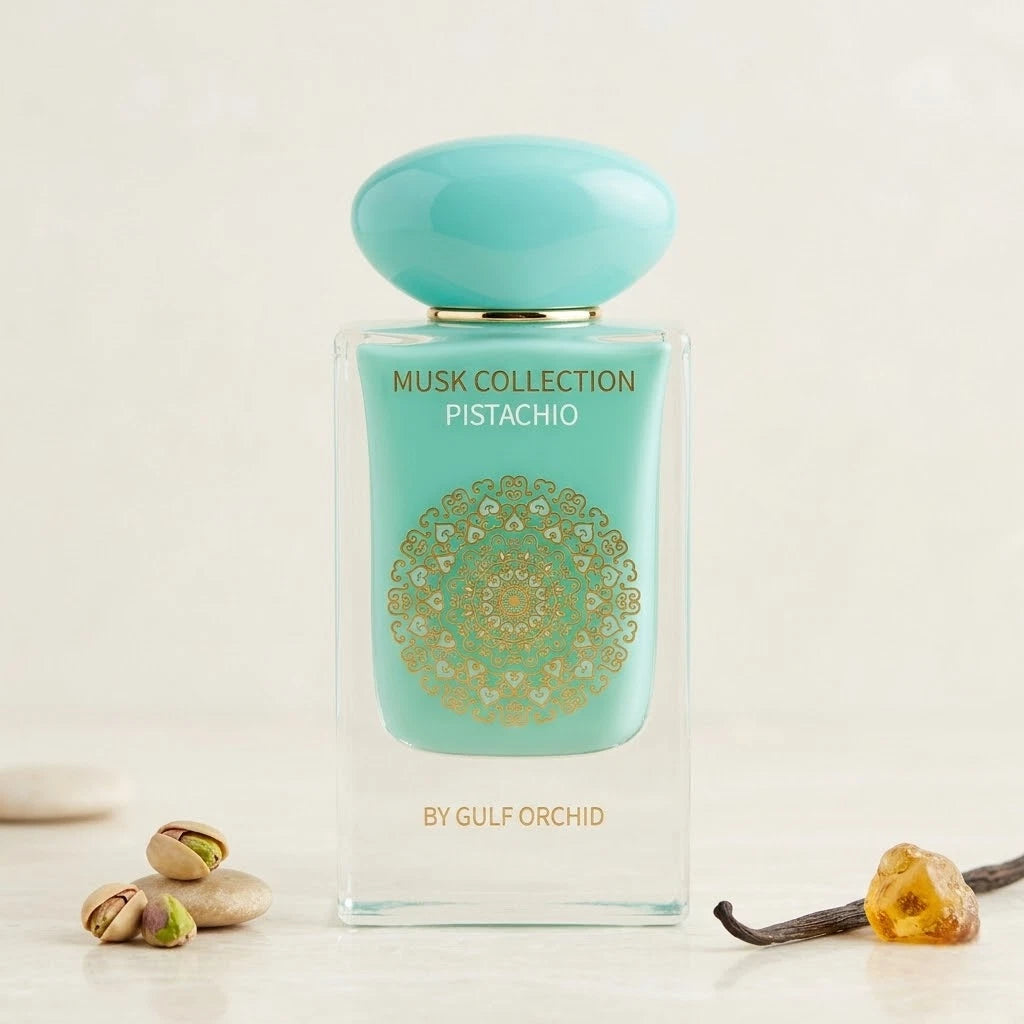 Der mintgrüne Glasflakon von Gulf Orchid Musk Collection Pistachio, elegant umgeben von echten Pistazien, Vanilleschoten und Bernstein auf einer hellen Steinplatte.