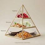 Visuelle Duftpyramide von Sweet Cherry Kiss: Kopfnote mit Kirschen und roten Beeren, Herznote mit Mandeln und weißen Blüten, Basisnote mit dunklen Vanilleschoten und goldenen Amberkristallen.
