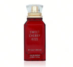 Eine klare Produktaufnahme des roten Gulf Orchid Sweet Cherry Kiss Flakons mit goldenen Details und transparentem Deckel auf weißem Hintergrund.