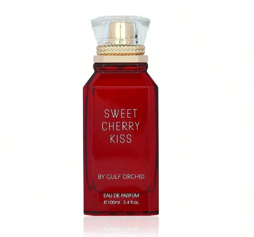 Eine klare Produktaufnahme des roten Gulf Orchid Sweet Cherry Kiss Flakons mit goldenen Details und transparentem Deckel auf weißem Hintergrund.