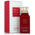 Das Gulf Orchid Sweet Cherry Kiss 100ml Unisex Parfum neben der dazugehörigen edlen Originalverpackung in Weiß mit markantem roten Inlay und Schriftzug.
