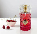 Der leuchtend rote, aufwendig geschliffene Glasflakon von Gulf Orchid Sweet Heaven Cherry, elegant arrangiert mit frischen, saftigen Kirschen in einer Schale.