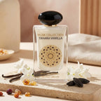 Stilvolle Präsentation des Gulf Orchid Tahara Vanilla Flakons auf einer hellen Unterlage, elegant dekoriert mit echten Vanilleschoten und Bernstein-Harz.