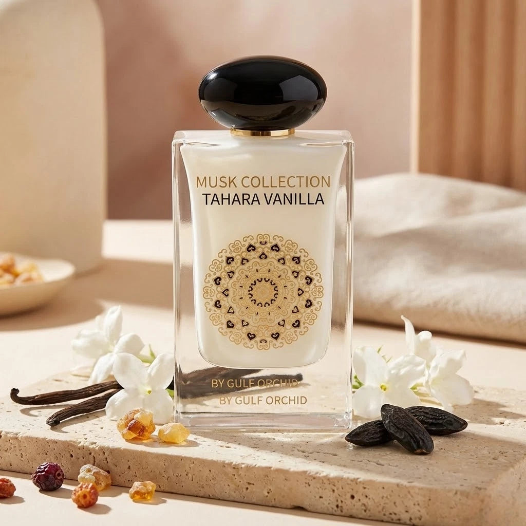 Stilvolle Präsentation des Gulf Orchid Tahara Vanilla Flakons auf einer hellen Unterlage, elegant dekoriert mit echten Vanilleschoten und Bernstein-Harz.