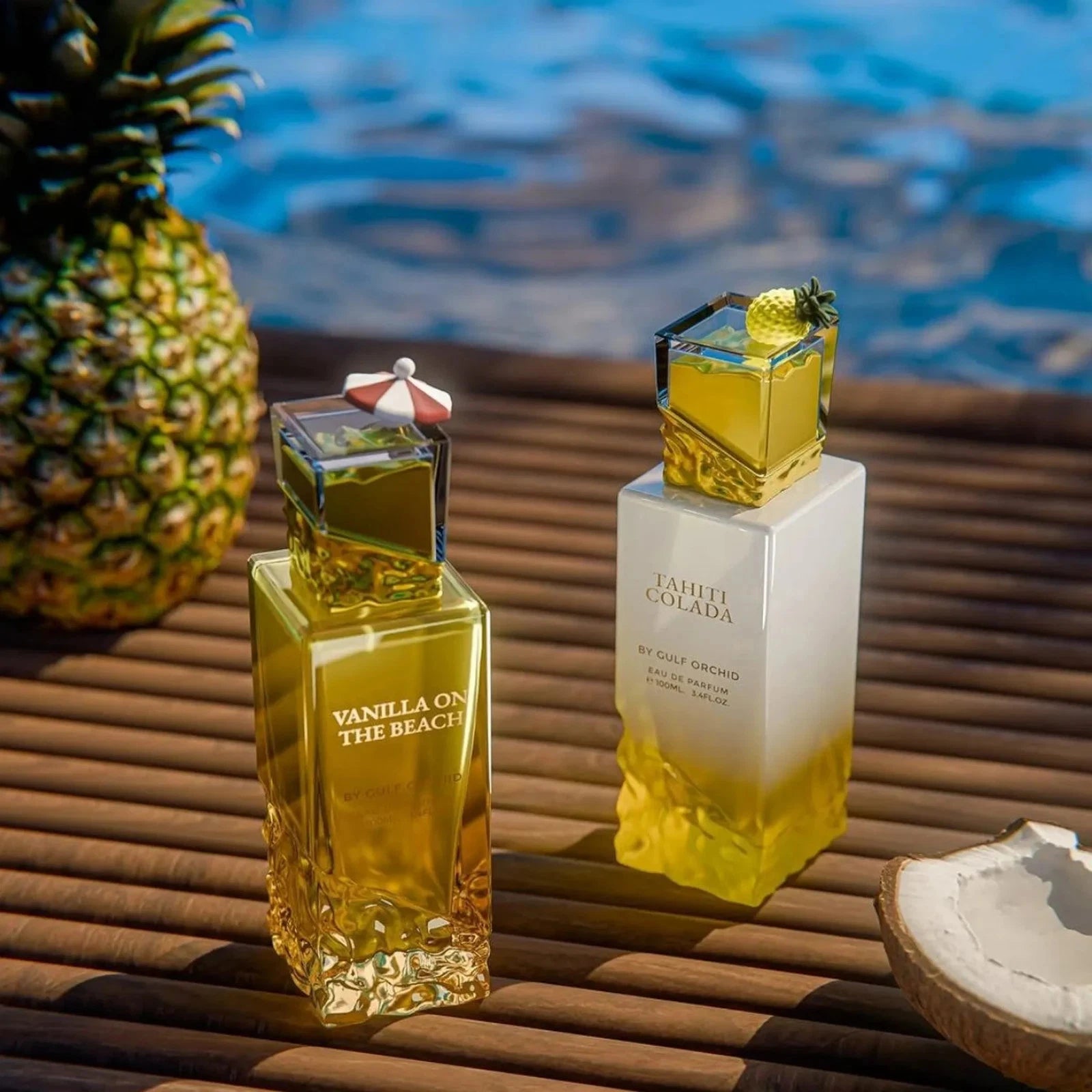 Stilvolle Präsentation des Gulf Orchid Tahiti Colada Flakons auf Holzplanken vor glitzerndem, blauen Wasser, flankiert von einer ganzen Ananas und Kokosnusshälften.