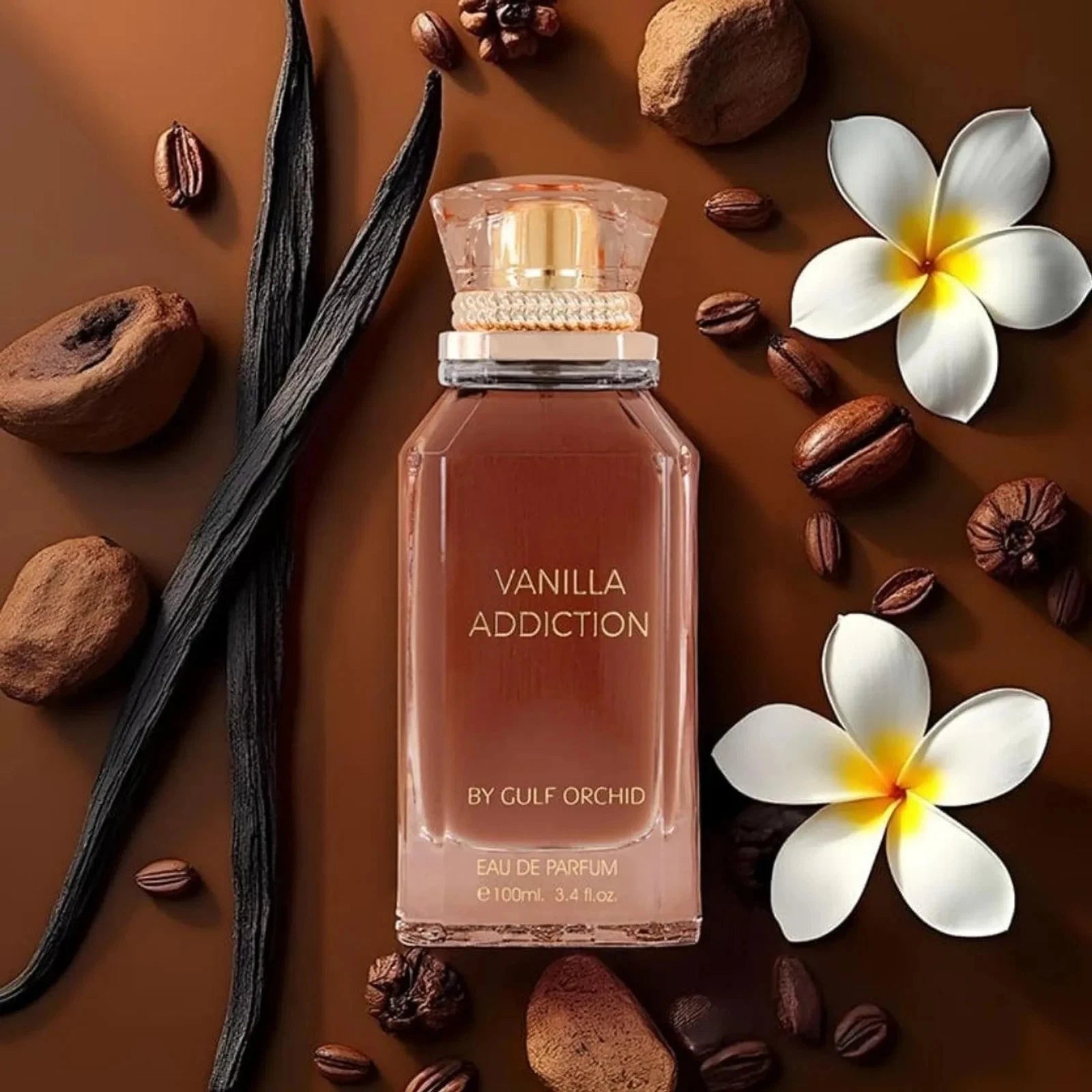 Der elegante Glasflakon von Gulf Orchid Vanilla Addiction mit tiefbrauner Flüssigkeit, stilvoll umgeben von echten Vanilleschoten, Kaffeebohnen und weißen Frangipani-Blüten.