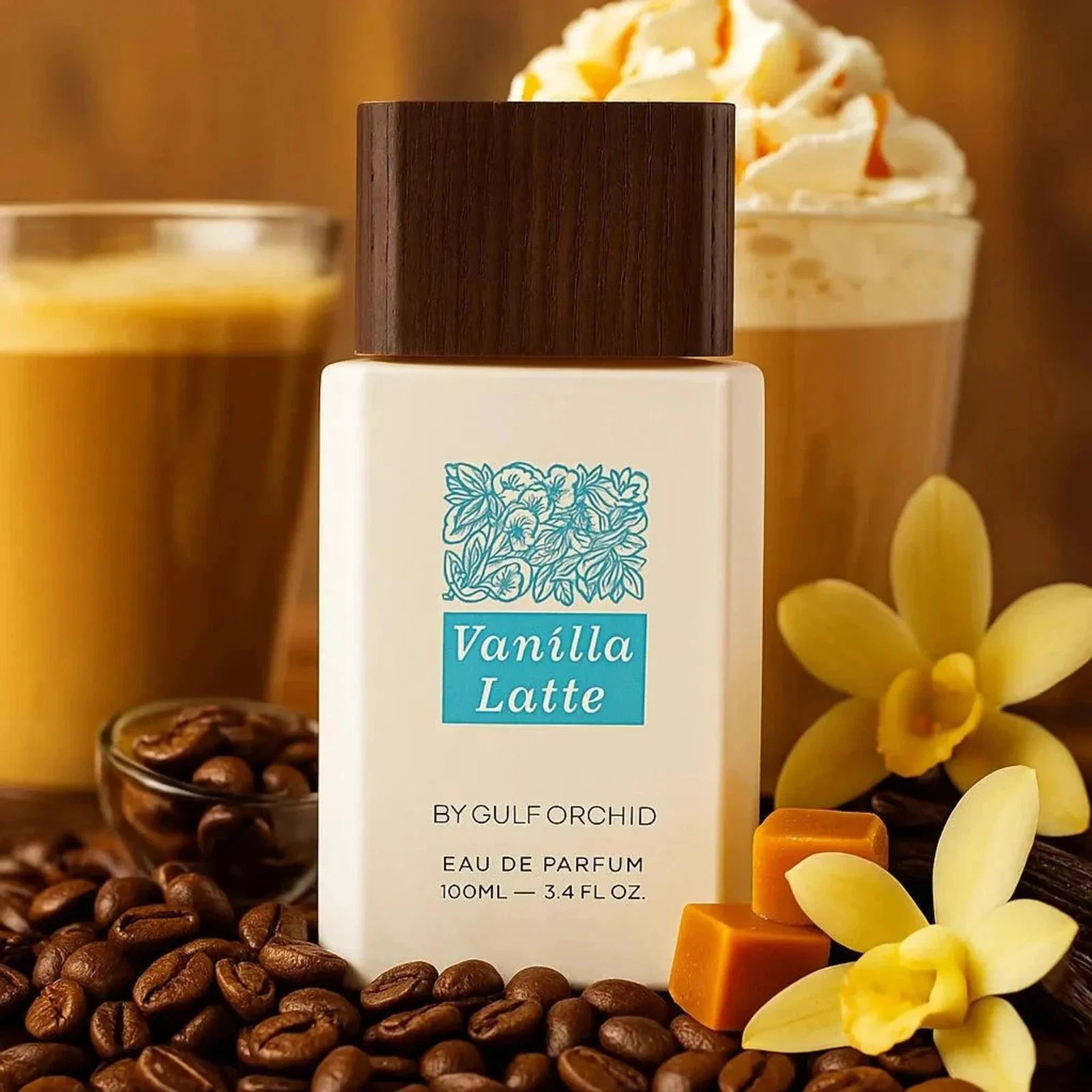 Der weiße Glasflakon von Gulf Orchid Vanilla Latte mit braunem Holzdeckel, extrem lecker umgeben von gerösteten Kaffeebohnen, Karamellwürfeln, Vanilleblüten und einem cremigen Latte Macchiato.