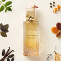 Der elegante Glasflakon von Gulf Orchid Vanilla on the Beach mit strukturierter Basis, umgeben von echten Vanilleschoten, Tonkabohnen, Birne, Aprikose und Minze.