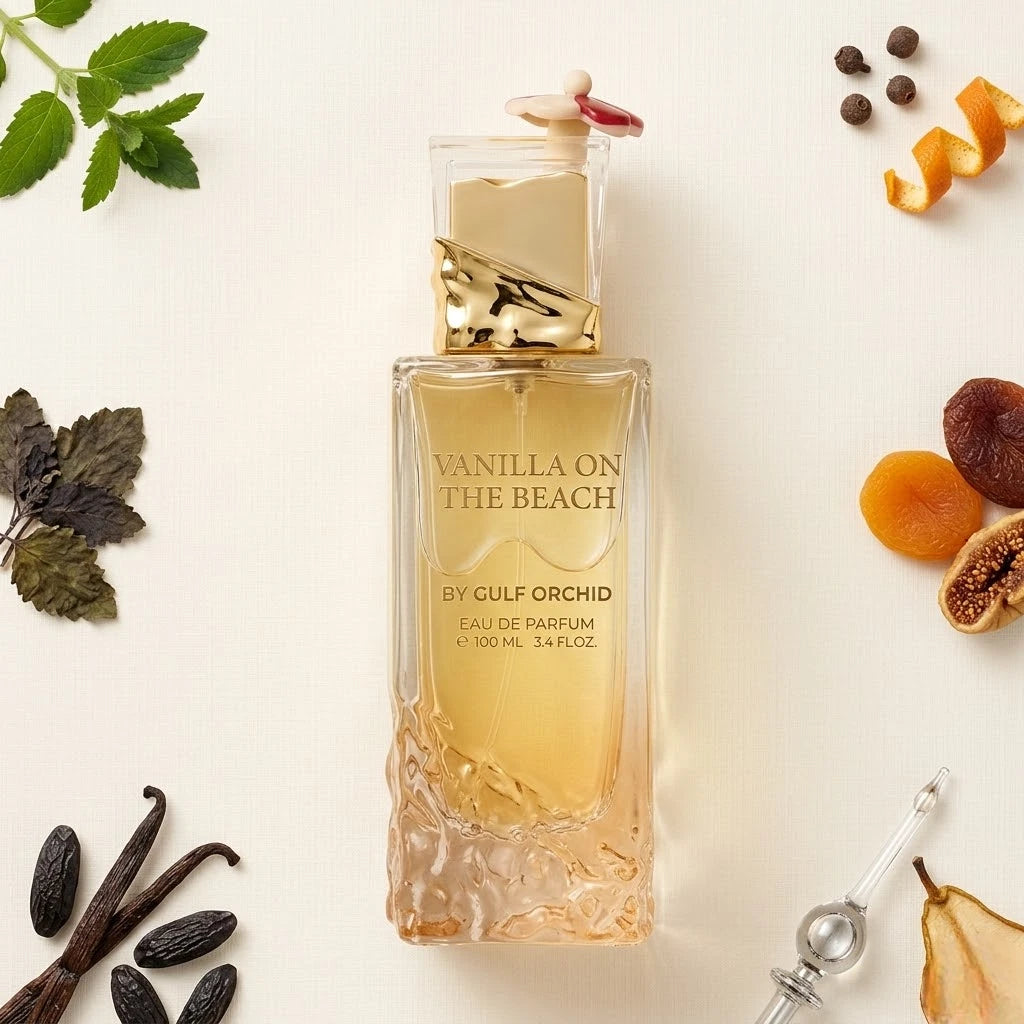 Der elegante Glasflakon von Gulf Orchid Vanilla on the Beach mit strukturierter Basis, umgeben von echten Vanilleschoten, Tonkabohnen, Birne, Aprikose und Minze.