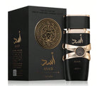 Das Lattafa Asad 100ml Herren Parfum neben der dazugehörigen luxuriösen, schwarz-goldenen Originalverpackung.