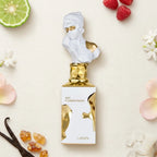 Der luxuriöse weiß-goldene Flakon von Lattafa Her Confession mit der Skulptur-Kappe, elegant umgeben von frischen Himbeeren, Zitrus, weißen Blüten und Vanille.