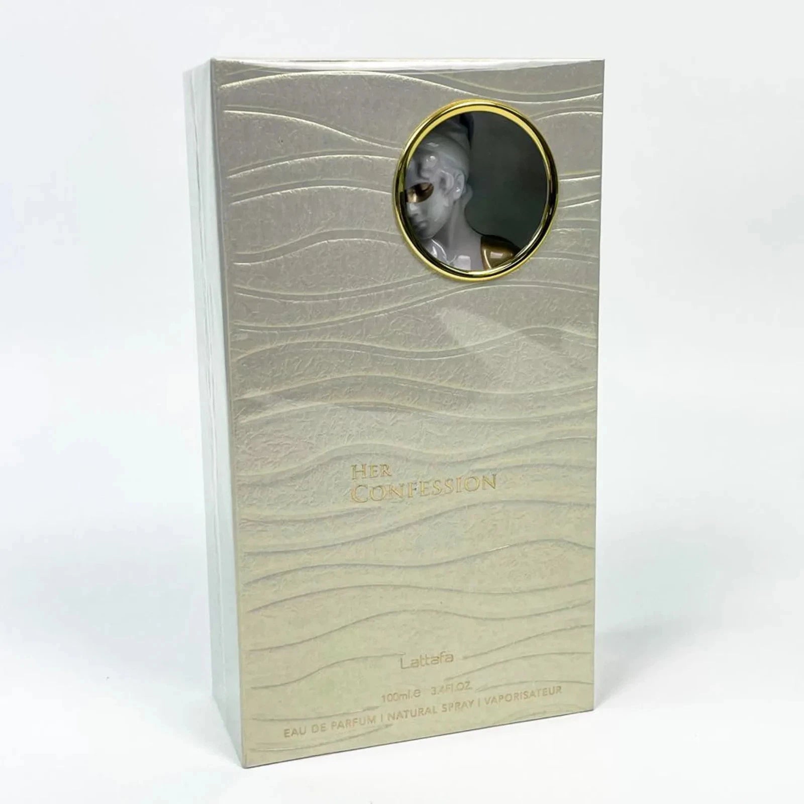 Das Lattafa Her Confession 100ml Damen Parfum neben der dazugehörigen luxuriösen, weißen Originalverpackung mit goldenen Verzierungen.