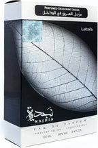 Das Lattafa Najdia 100ml Herren Parfum neben der dazugehörigen schwarz-weißen Originalverpackung mit dem markanten Blatt-Motiv.