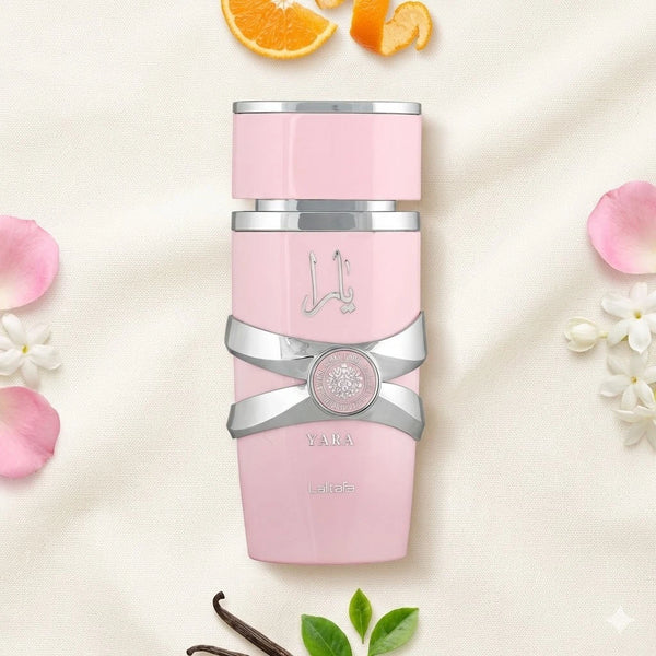 Der feminine, pinke Flakon von Lattafa Yara, verspielt umgeben von Orangenscheiben, zarten Blüten und echten Vanilleschoten.