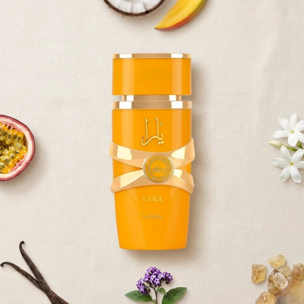 Der leuchtend orangefarbene Flakon von Lattafa Yara Tous, tropisch umgeben von saftiger Mango, Kokosnuss, Passionsfrucht und weißen Blüten.